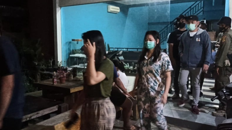 title 5 Pasangan Diduga Mesum Digerebek, Ada yang 1 Kamar 8 Orang 5 Pasangan Diduga Mesum Digerebek, Ada yang 1 Kamar 8 Orang