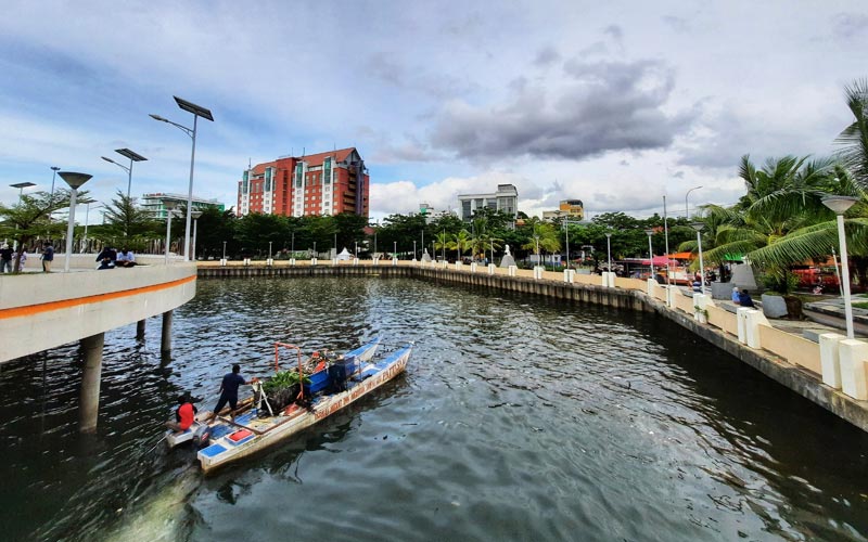 Melihat Pattasaki Beraksi di Pantai Losari Makassar - Bagian 4