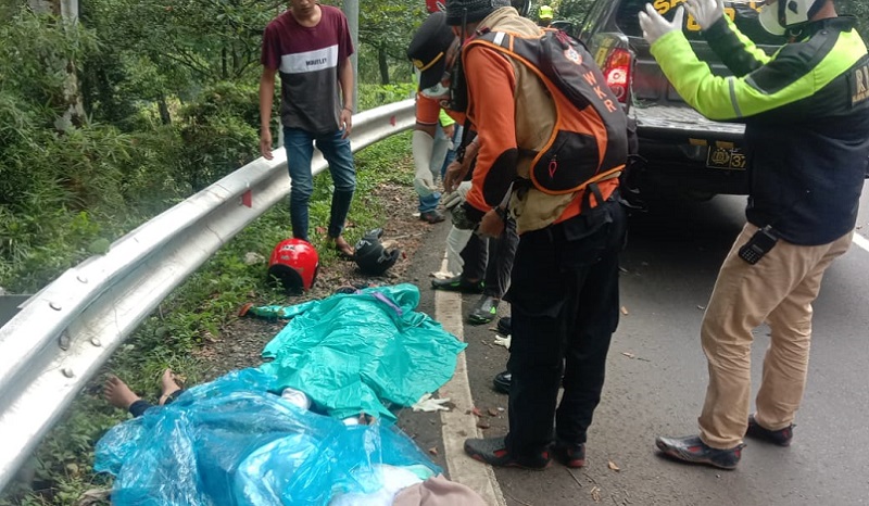 title Rem Motor Blong, 2 Pengunjung Wisata Tewas Tabrak Pembatas Jalan di Pacet Rem Motor Blong, 2 Pengunjung Wisata Tewas Tabrak Pembatas Jalan di Pacet