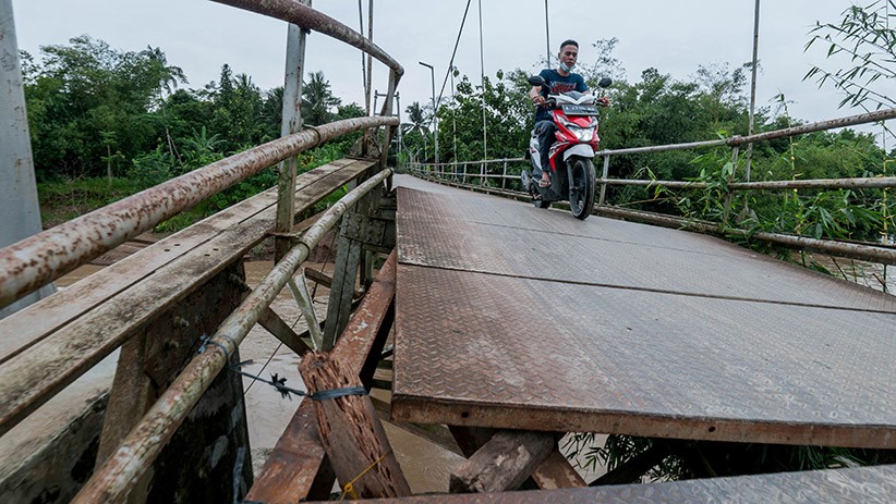 Jembatan Penghubung Antardesa di Lebak Rusak - Bagian 1