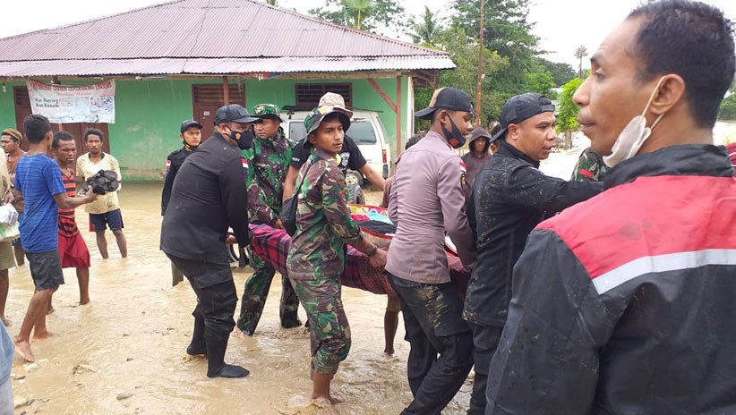 Perjuangan Anggota Polri Evakuasi Warga Korban Banjir Bandang NTT - Bagian 3
