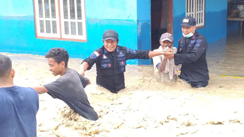 Perjuangan Anggota Polri Evakuasi Warga Korban Banjir Bandang NTT - Bagian 2