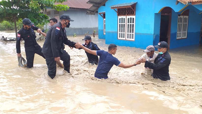 Perjuangan Anggota Polri Evakuasi Warga Korban Banjir Bandang NTT - Bagian 4