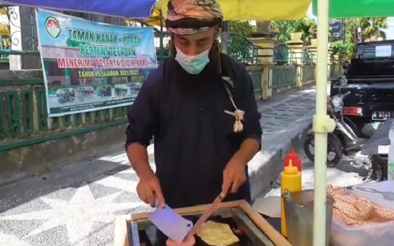 Diisukan Ditangkap Imigrasi, Bule Argentina Jualan Kebab Ternyata Sedang Buat Gerobak Baru