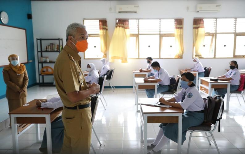 Sidak Uji Coba PTM, Ganjar Tegur Guru Berkerumun dan Minta Foto ke Siswa
