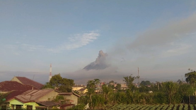 Gunung Sinabung Erupsi dan Semburkan Abu Vulkanis Setinggi 700 Meter
