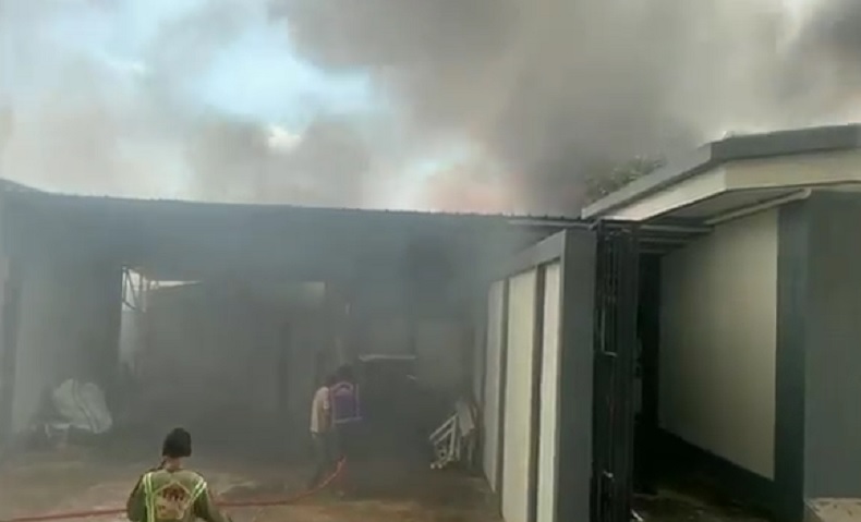 title Kebakaran, Lima Rumah Dinas Polda Kalbar di Pontianak Ludes Dilalap Api Kebakaran, Lima Rumah Dinas Polda Kalbar di Pontianak Ludes Dilalap Api