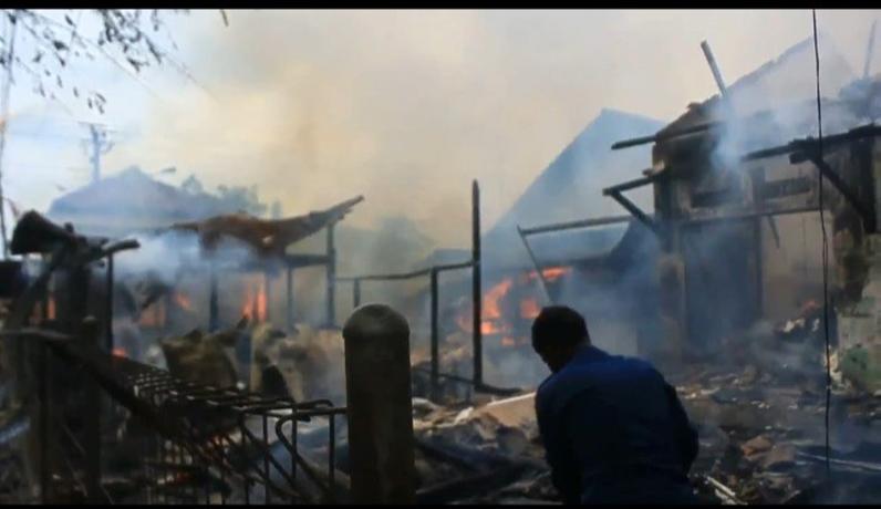 Diduga Korsleting, Belasan Kios Pasar Sidorejo Kendal Ludes Terbakar