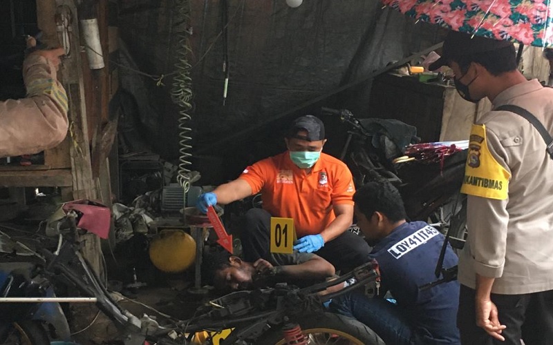 title Penemuan Mayat dengan Tangan Memegang Kabel Listrik Gegerkan Warga Bima Penemuan Mayat dengan Tangan Memegang Kabel Listrik Gegerkan Warga Bima