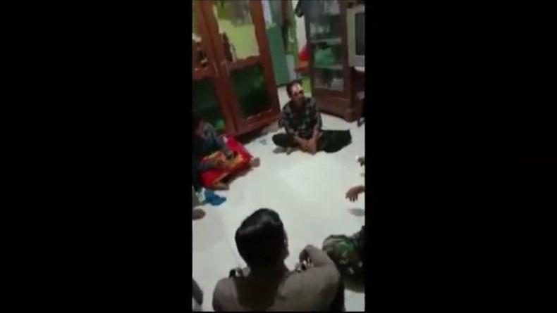 title Dipergoki Berduaan dengan Istri Orang dalam Kamar, Pria di Probolinggo Babak Belur Dihajar Dipergoki Berduaan dengan Istri Orang dalam Kamar, Pria di Probolinggo Babak Belur Dihajar
