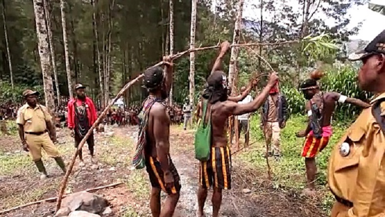 Dimediasi Bupati, Perdamaian Perang Saudara di Puncak Papua Dikawal KKB