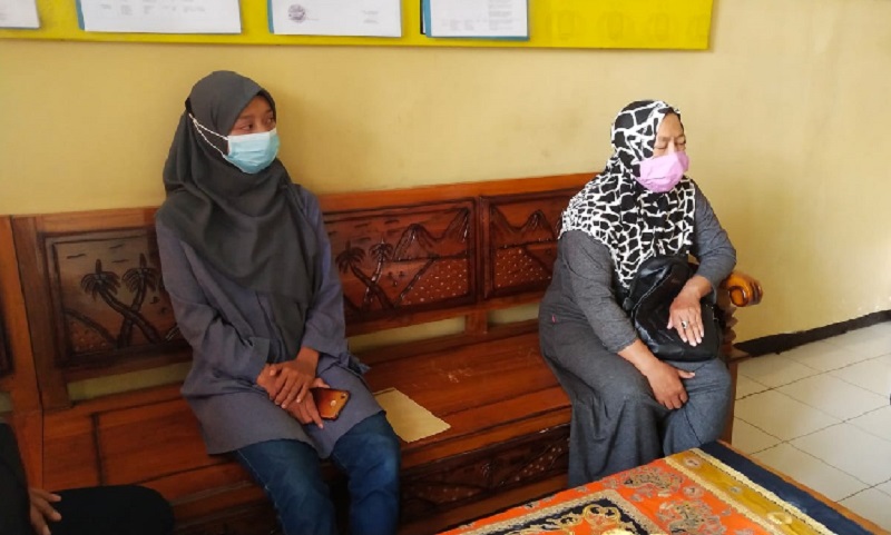 title Gegara Rp12.000, Kepala Sekolah di Lumajang Sulut Tangan Siswa dengan Api Gegara Rp12.000, Kepala Sekolah di Lumajang Sulut Tangan Siswa dengan Api