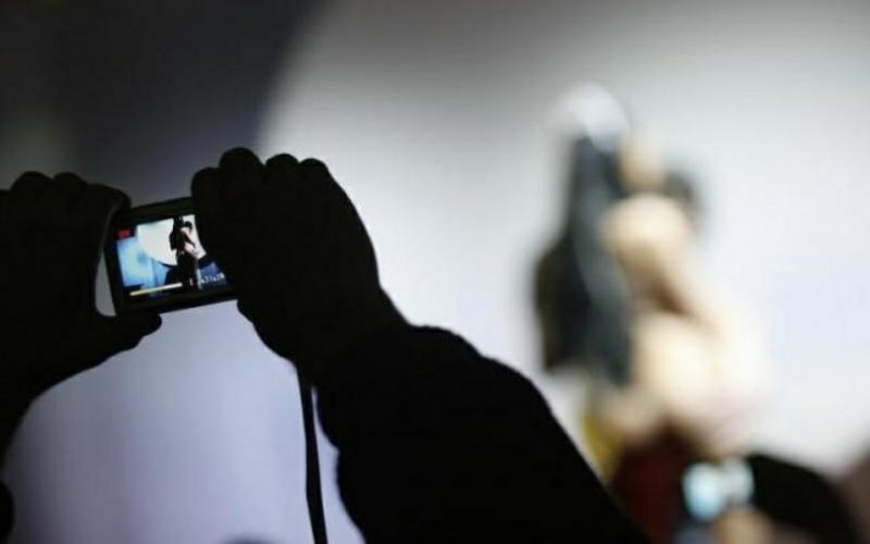Belasan Perempuan Cantik Tampil Bugil di Balkon Gedung, Lihat Endingnya