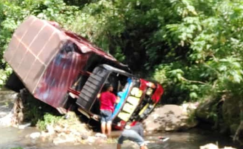 title Truk Makanan Ringan di Pasuruan Terjun Bebas ke Sungai, 3 Penumpang Luka   Truk Makanan Ringan di Pasuruan Terjun Bebas ke Sungai, 3 Penumpang Luka