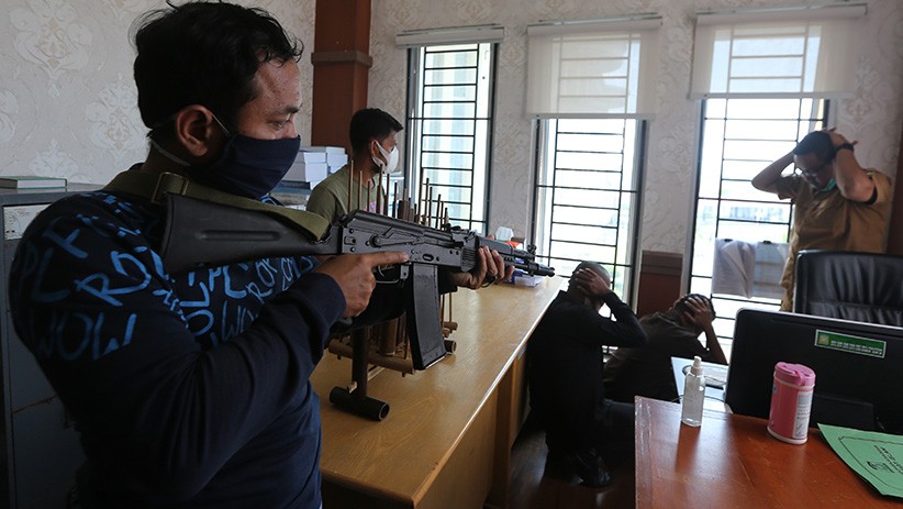 Aksi Gegana Brimob Selamatkan Bupati Aceh Besar dari Serangan Teroris - Bagian 3