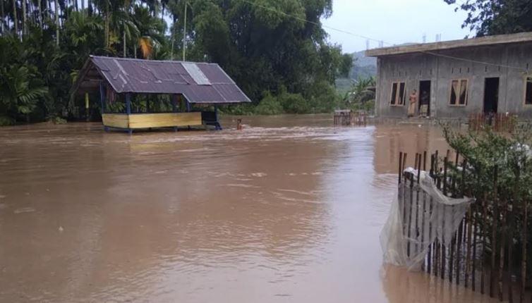 Banjir Terjang Pidie Jaya, Balai Pengajian Nyaris Terseret Arus 