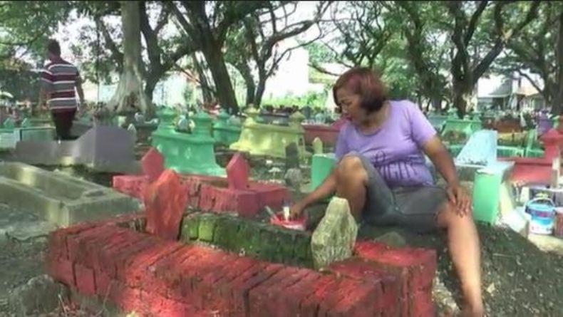 Juru Kunci Makam di Grobogan Ini Cat Kuburan Jadi Warni-Warni  