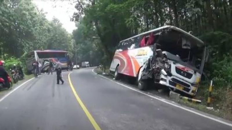 2 Bus Antarkota Tabrakan di Jalan Raya Ngawi-Solo, 6 Orang Luka Berat
