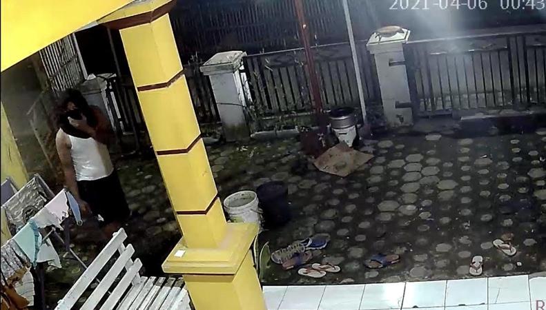 Berpakaian Seperti Ninja Hatori, Maling Ini Secepat Kilat Curi Celana Dalam Gadis 