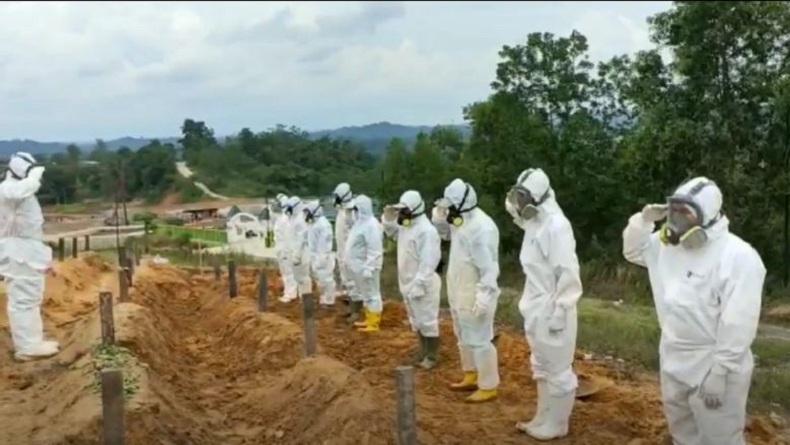 Suami Istri Meninggal Hampir Bersamaan akibat Covid-19, Dimakamkan Berdampingan