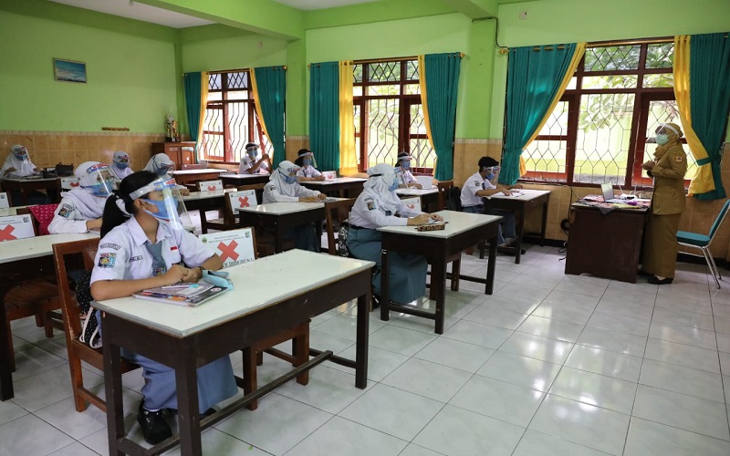 PTM Terbatas SMA/SMK dan MA di Jawa Barat Tunggu Vaksinasi Guru Tuntas