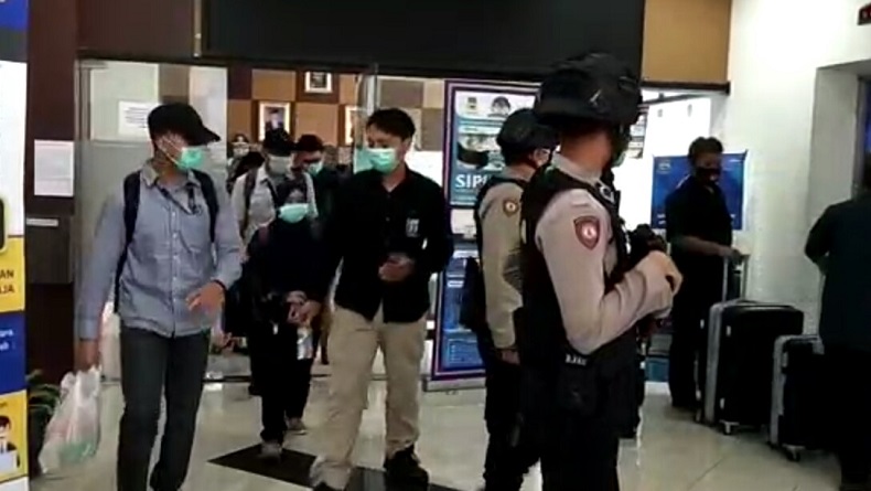 title Geledah 2 Kantor di Kompleks Pemkab KBB 6 Jam, KPK Bawa 5 Koper Geledah 2 Kantor di Kompleks Pemkab KBB 6 Jam, KPK Bawa 5 Koper