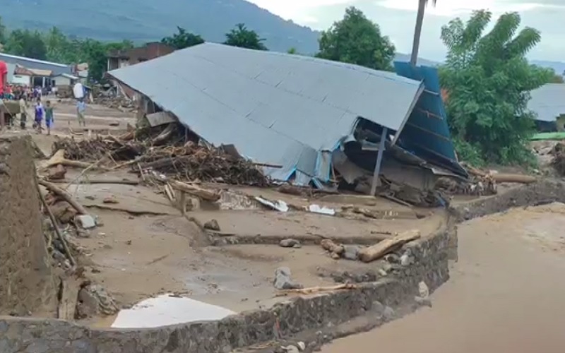 Rumah di Pasaman Barat Ambruk Diterjang Banjir