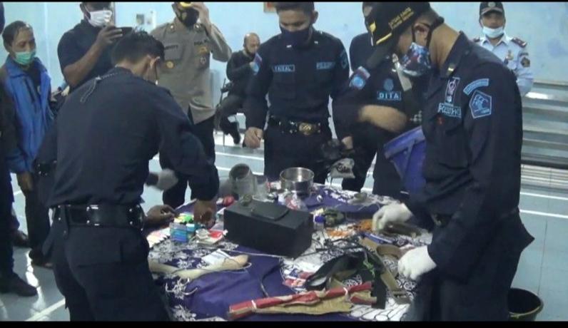 title Petugas Gabungan Razia Rutan Banjarnegara, Temukan Silet hingga Korek Api Petugas Gabungan Razia Rutan Banjarnegara, Temukan Silet hingga Korek Api