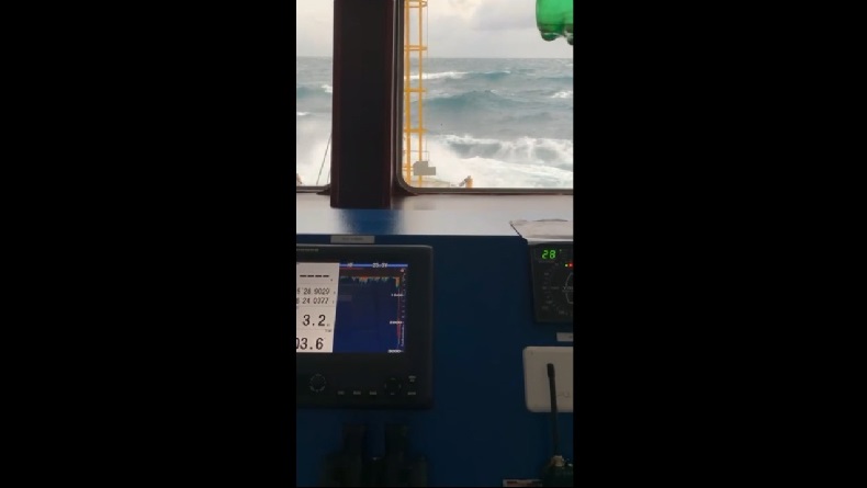 Bikin Tegang, Beredar Rekaman Kapal Dihantam Ombak Tinggi di Perairan Pangkep