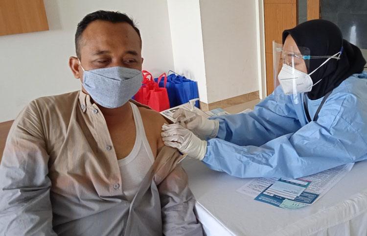 title Cegah Penularan Covid-19, Dosen dan Tendik UAD Disuntik Vaksin   Cegah Penularan Covid-19, Dosen dan Tendik UAD Disuntik Vaksin