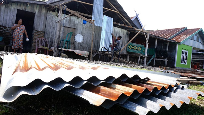 5 Rumah Rusak Berat Diterjang Angin Kencang di Mamuju - Bagian 1