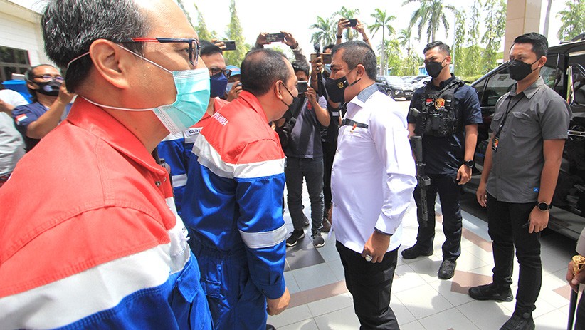Datangi Pertamina Balongan, Kabareskrim Selidiki Kebakaran Tangki Minyak - Bagian 3
