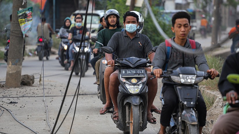 Awas, Tiang dan Kabel di Tengah Jalan Raya Perancis Membahayakan Pengendara - Bagian 3