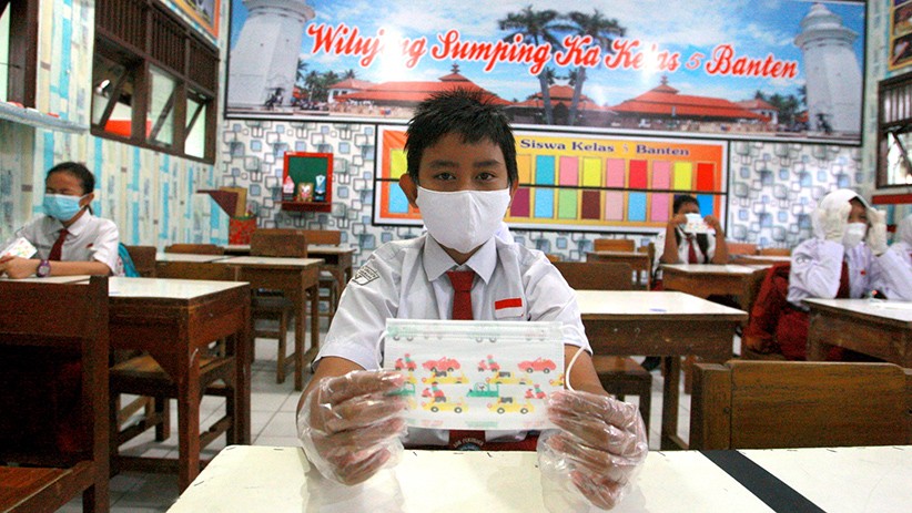 Siswa Semarang Pakai Sarung Tangan Plastik saat Pembelajaran Tatap Muka - Bagian 3