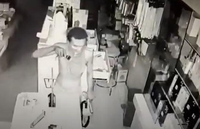 Terekam CCTV, Pencuri Tanpa Baju Gasak Puluhan HP di Ponorogo