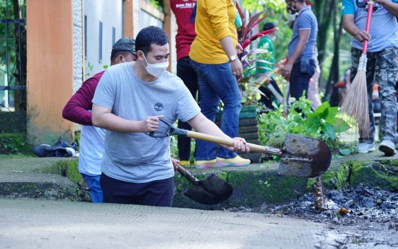 Waduh, Bupati Pangkep Nyemplung ke Selokan Bersihkan Sedimen
