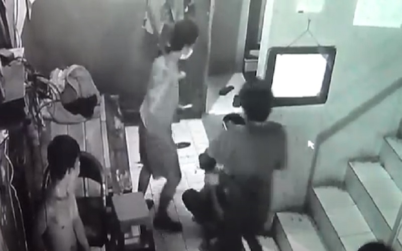 Dua Remaja Jadi Korban Pengeroyokan di Warnet, Pelaku Terekam CCTV