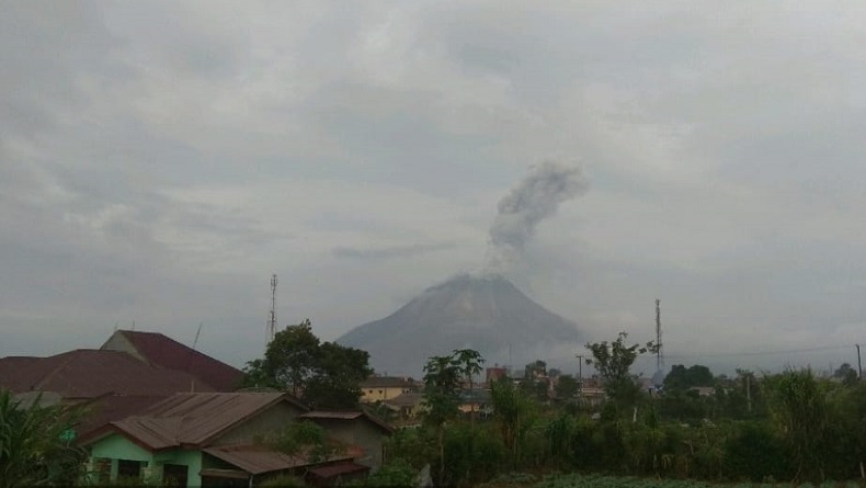 title Gunung Sinabung Erupsi Pagi ini, Semburkan Kolom Abu Setinggi 1.000 Meter Gunung Sinabung Erupsi Pagi ini, Semburkan Kolom Abu Setinggi 1.000 Meter