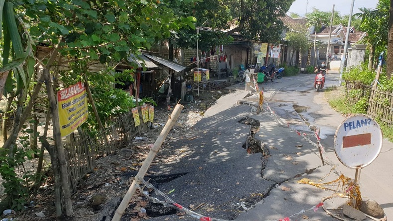 Jalan Antarkecamatan di Mojokerto Amblas Sepanjang 20 Meter akibat Erosi Sungai