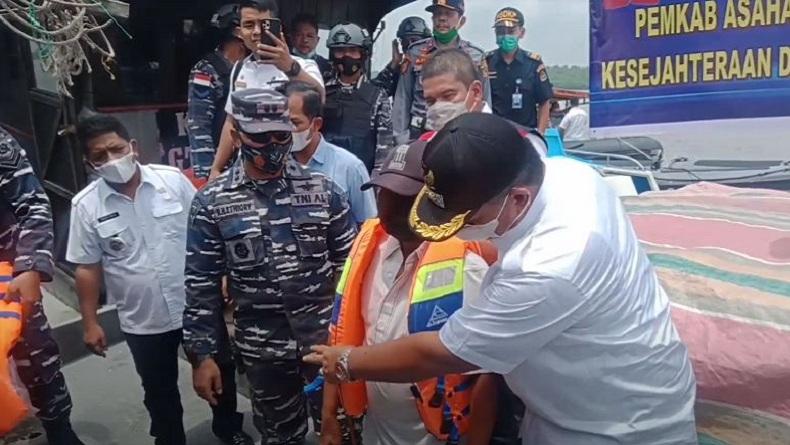 TNI AL dari Lanal Tanjungbalai Asahan Bagikan 100 Pelampung ke Nelayan