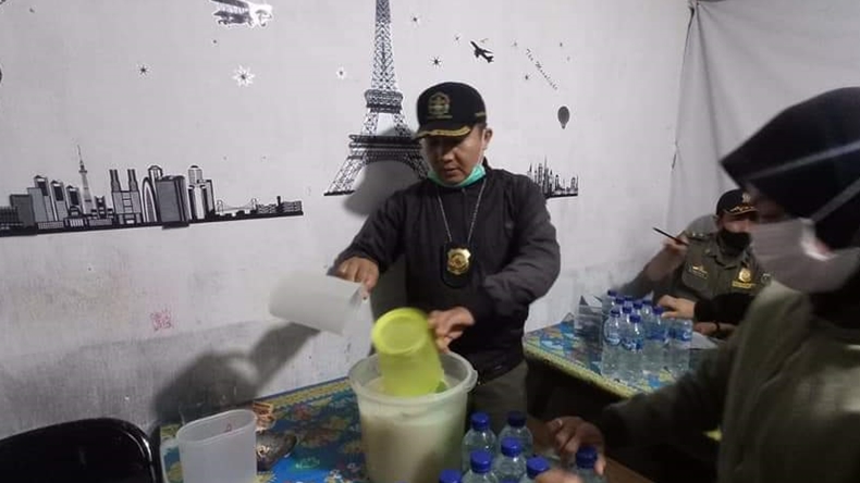 Gelar Razia, Tim Gabungan Sita 92 Botol Tuak di Kota Serambi Mekkah