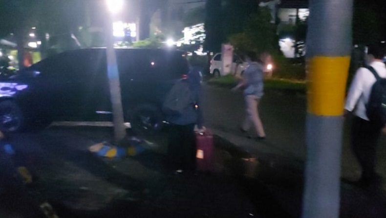 Penyidik KPK Geledah Kantor PDAM Giri Tirta Gresik, Bawa 2 Koper