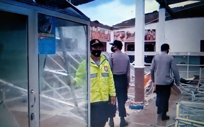 Puting Beliung Terjang Atap Bangunan Taman Reptil Ratusan Ular Berbisa di Purbalingga