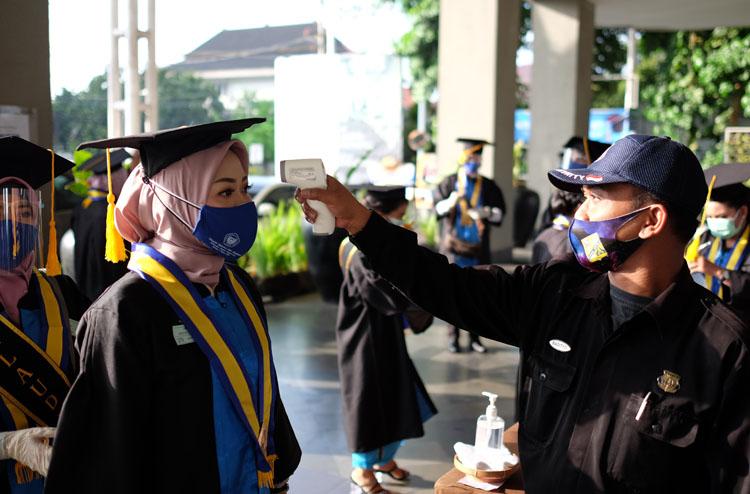 Unriyo Wisuda 614 Sarjana Dan Diploma Rektor Lulusan Harus Jadi Agen