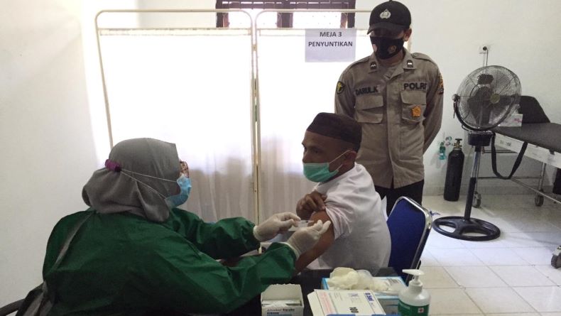 Ratusan Masyarakat Bangka Tengah Mulai Divaksin Covid-19