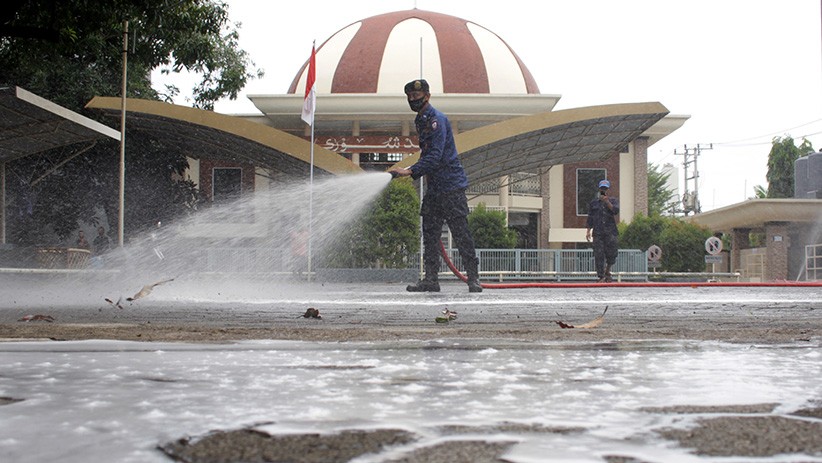 Jelang Ramadan, Pemadam Kebakaran Semprot Disinfektan Masjid di Makassar - Bagian 1