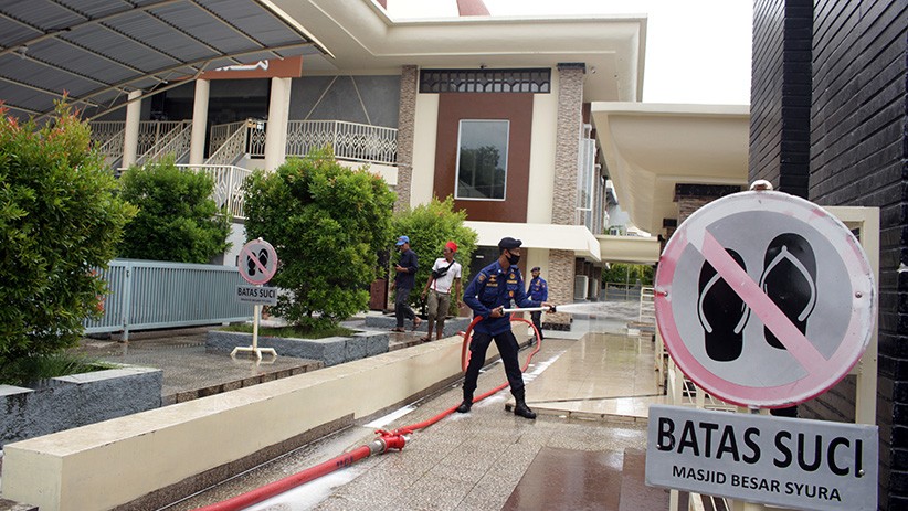 Jelang Ramadan, Pemadam Kebakaran Semprot Disinfektan Masjid di Makassar - Bagian 2