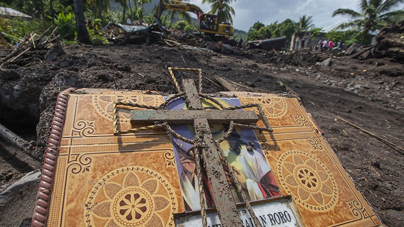Alat Berat hingga Anjing Pelacak Cari Korban Tertimbun Tanah Longsor di NTT - Bagian 3