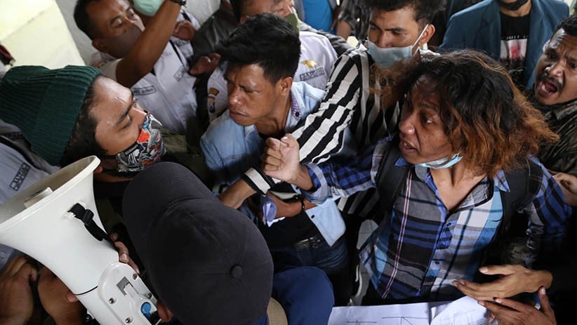 Mahasiswa Unitomo Surabaya Bakar Ban di Depan Kampus - Bagian 3