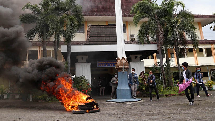 Mahasiswa Unitomo Surabaya Bakar Ban di Depan Kampus - Bagian 2